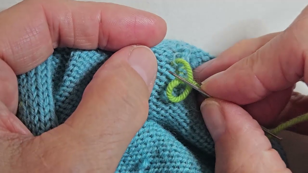 Tuto de remaillage. Réparer un tricot à un fil cassé dans le jersey.