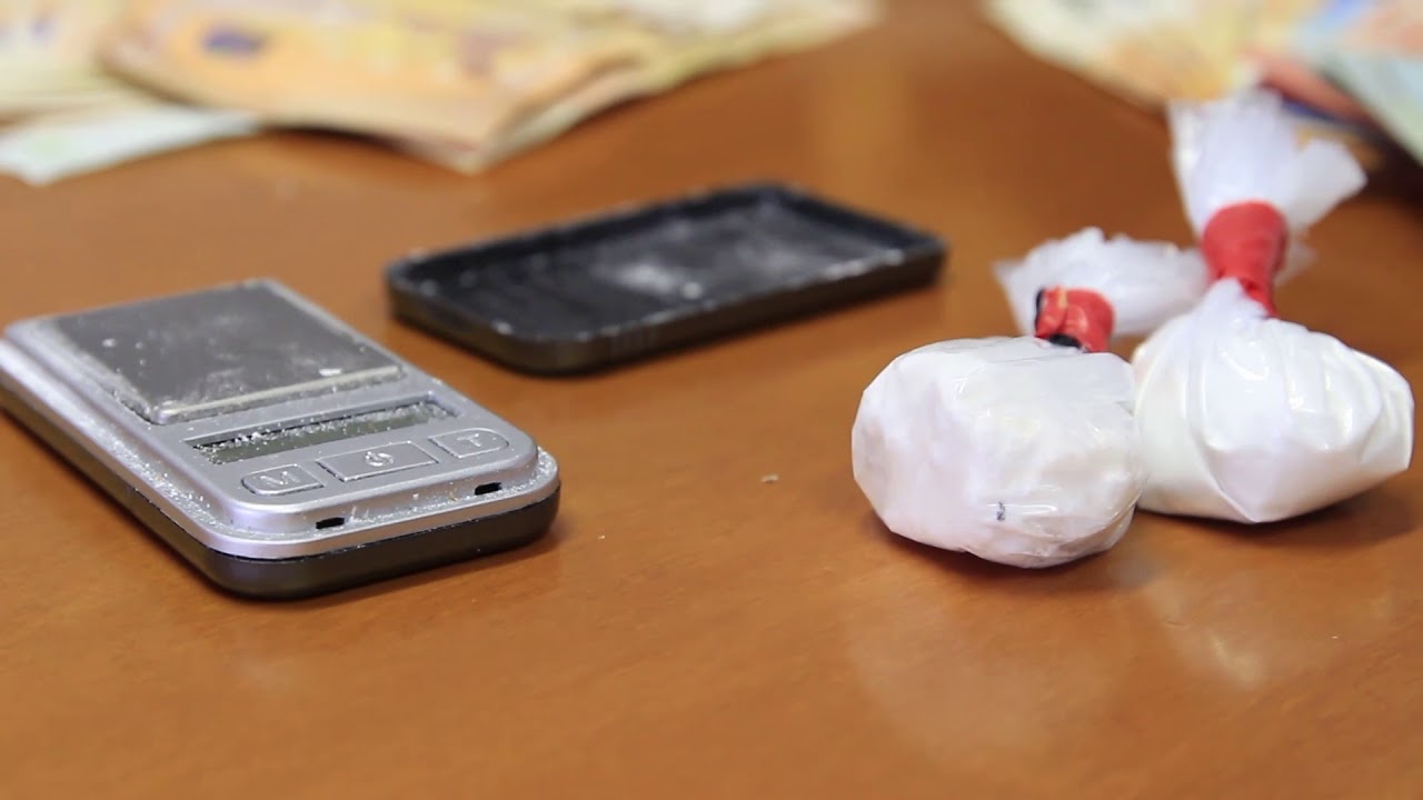 CATTOLICA: Cocaina e pistole in casa, arrestati marito e moglie per spaccio | VIDEO