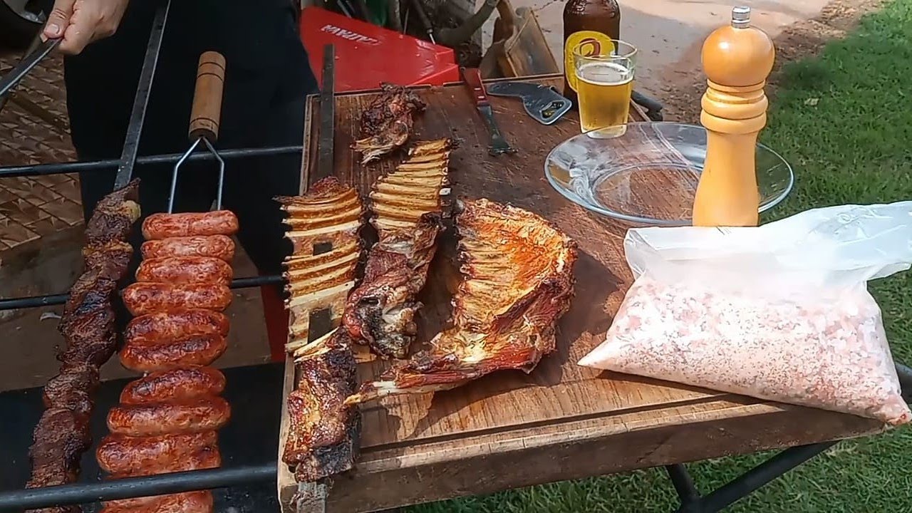 CHURRASCO BRUTO E RÚSTICO COM COSTELA DE CARNEIRO NO SAL ROSA DO HIMALAIA.
