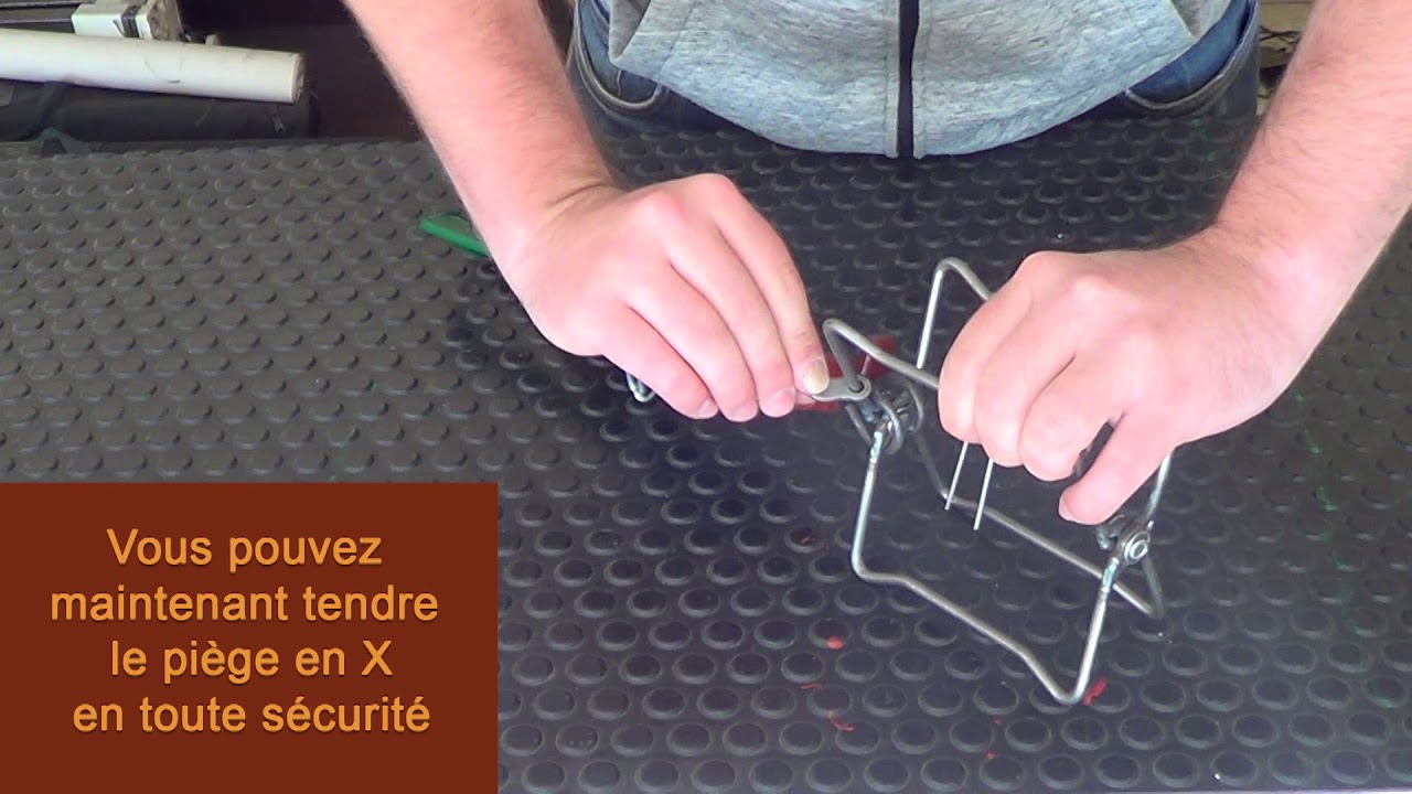 Utilisation de la clé pour tendre un piège en X de 13x13cm.