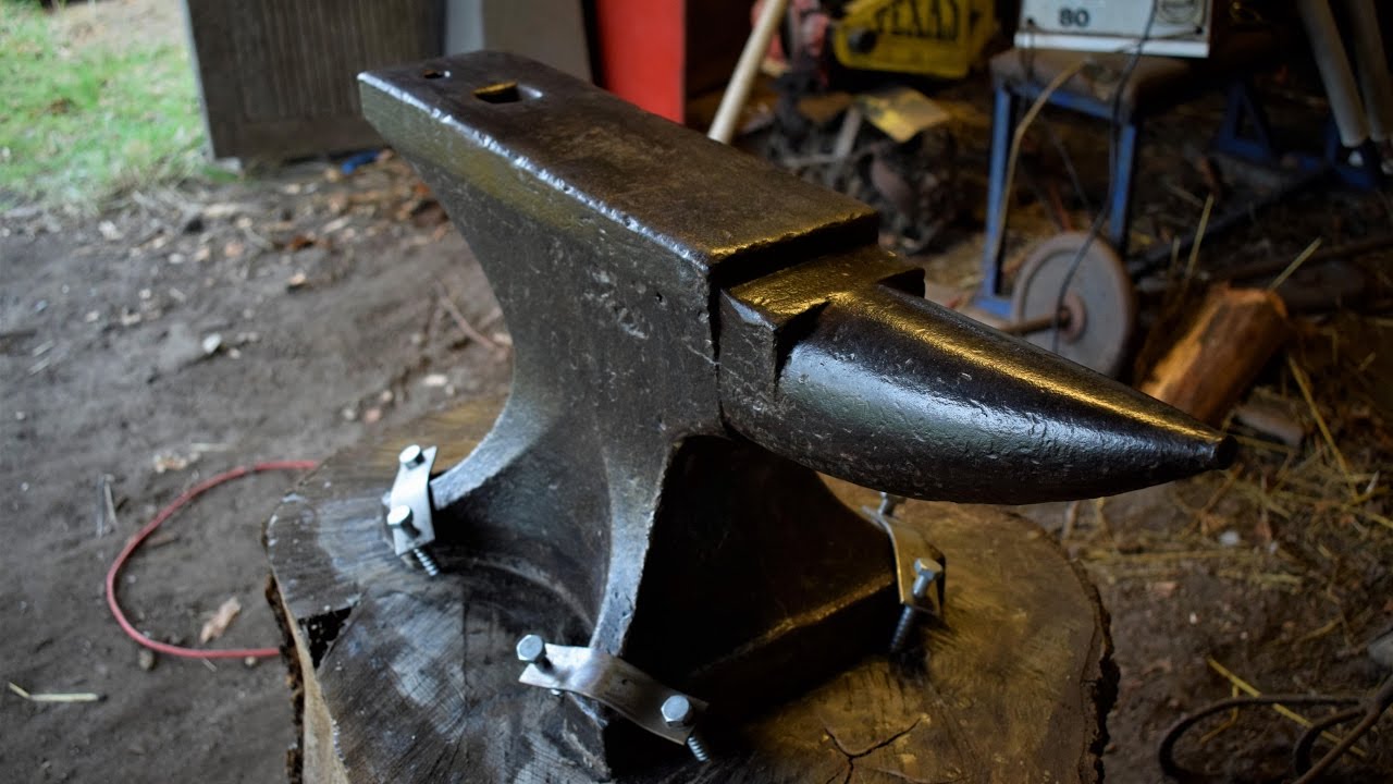 Tools - Cleaning and Securing an Old 103 kg Anvil to a Stump