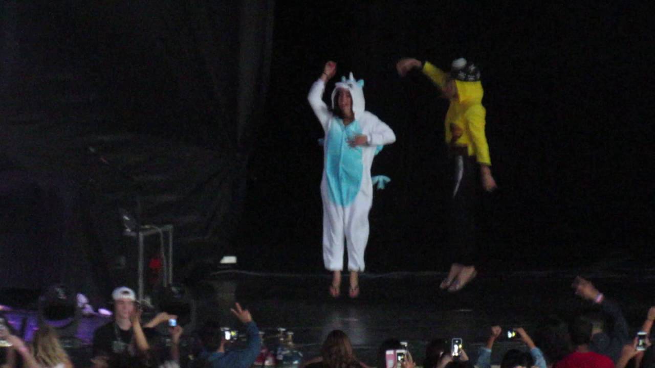 Lauren & Dinah on stage w/ Victoria - 7/27 Tour - Concord