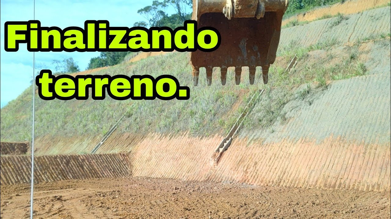 Finalizando terreno com escavadeira Hidráulica. rampa 1x1 no grau