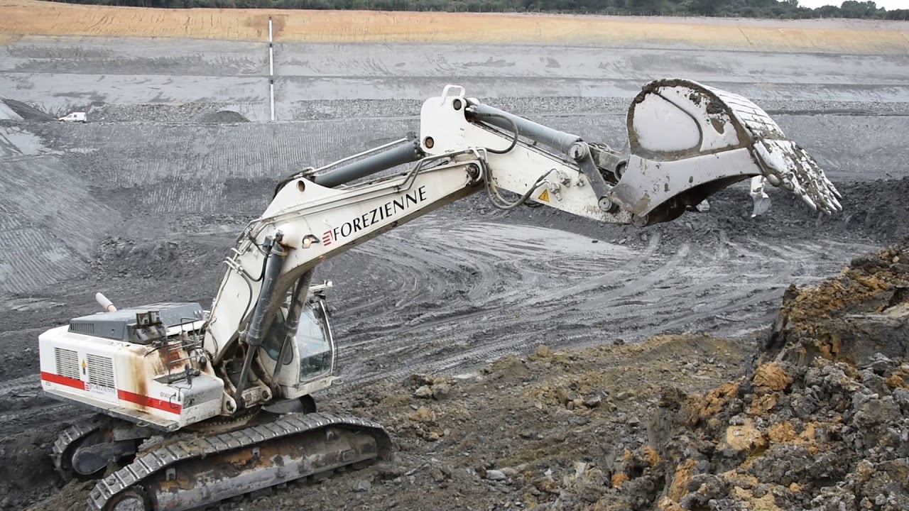 Liebherr R964C loading ADTs