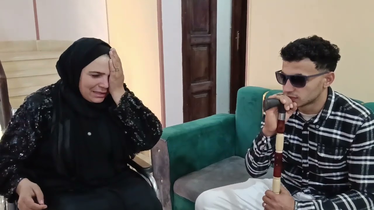 شاب يتكلم مع امه ويقول لها انا هطلق مراتي علشان بتقول انا مش هخدم امك