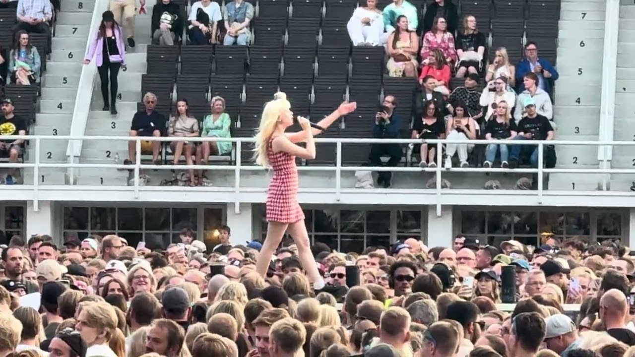 Maisie Peters - Mr Brightside (Coldplay Live Olympiastadion, Helsinki, 30.07.2024 The Killers cover)