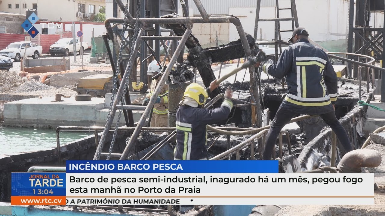 Barco de pesca semi-industrial, inaugurado há um mês, pegou fogo esta manhã no Porto da Praia