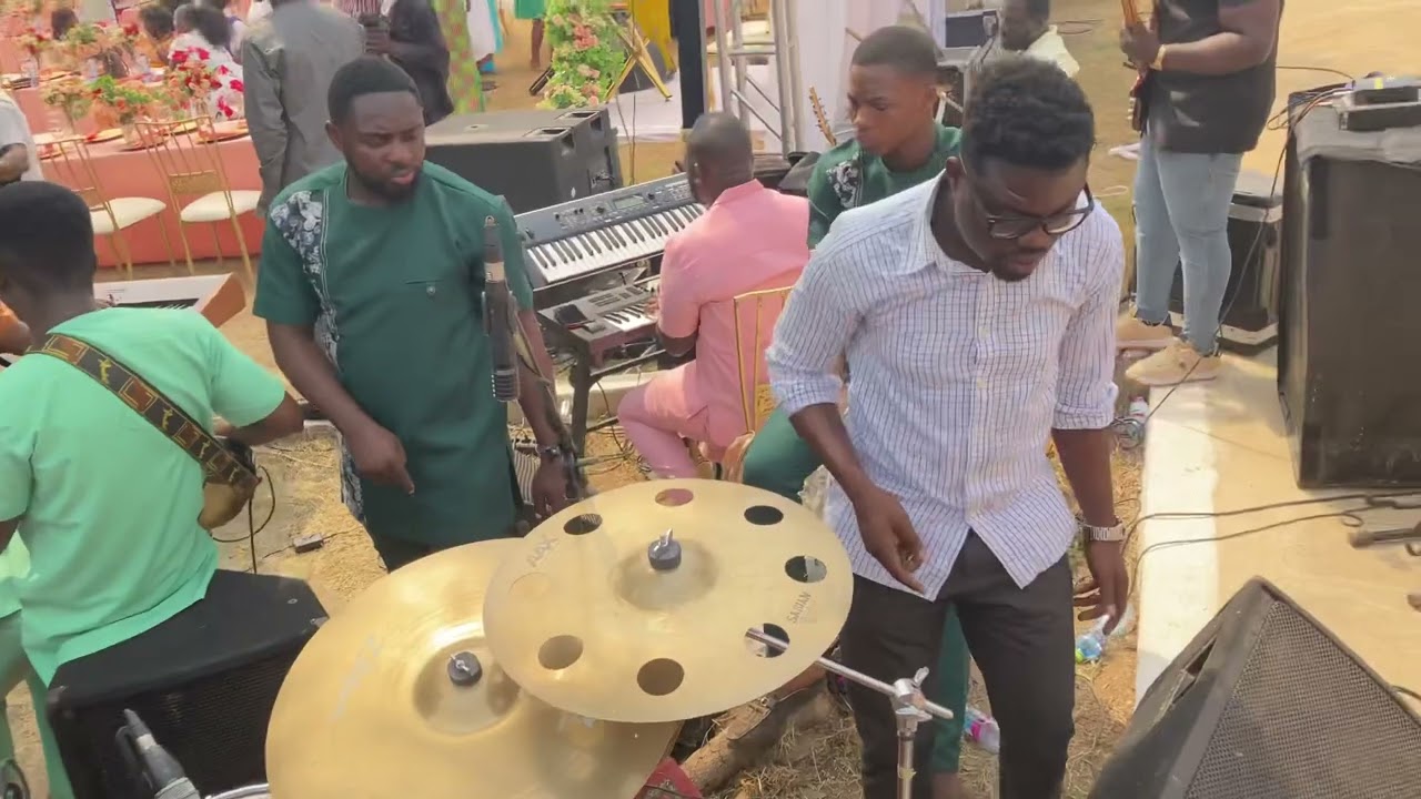 ||PRAISE SESSION|| A Jam session with FRANCIS AMO,JAMES MIREKU AND FRIENDS AT A WEDDING.ENJOY!!!😀❤️
