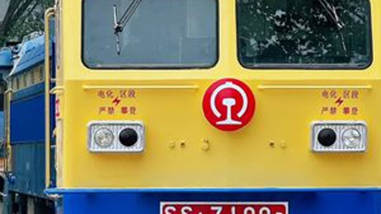 韶山4型7100号机车 在西机务段烤漆房旁，这台曾沉寂多年的韶山4型7100A/B号机车，终于完成了翻新，以崭新姿态重新亮相。褪去了往日的斑驳与沧桑，如今的它浑身散发着新生的光彩，精心调配的车漆...