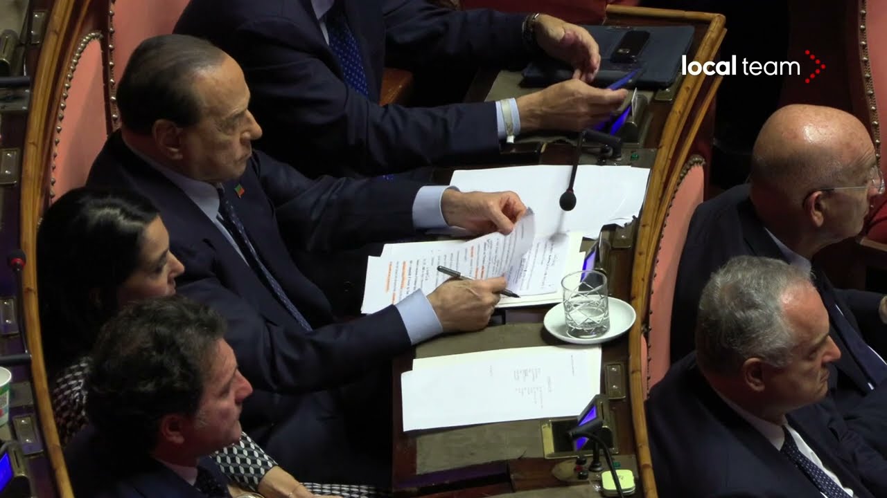 Silvio Berlusconi in aula al Senato controlla il testo del discorso, oggi voto fiducia al governo