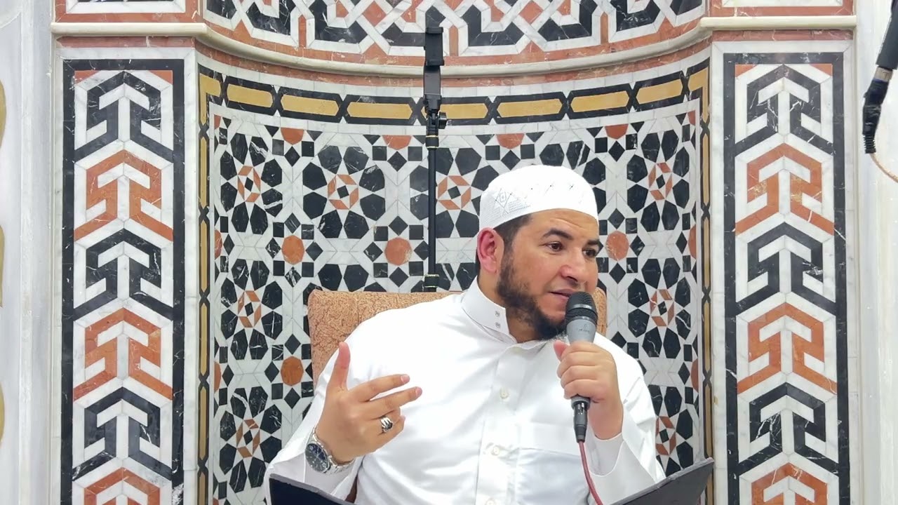  التعليق على كل ما يتعلق بالتراويح والقراءة وإمساك المصحف وما اختلف فيه المصلون 