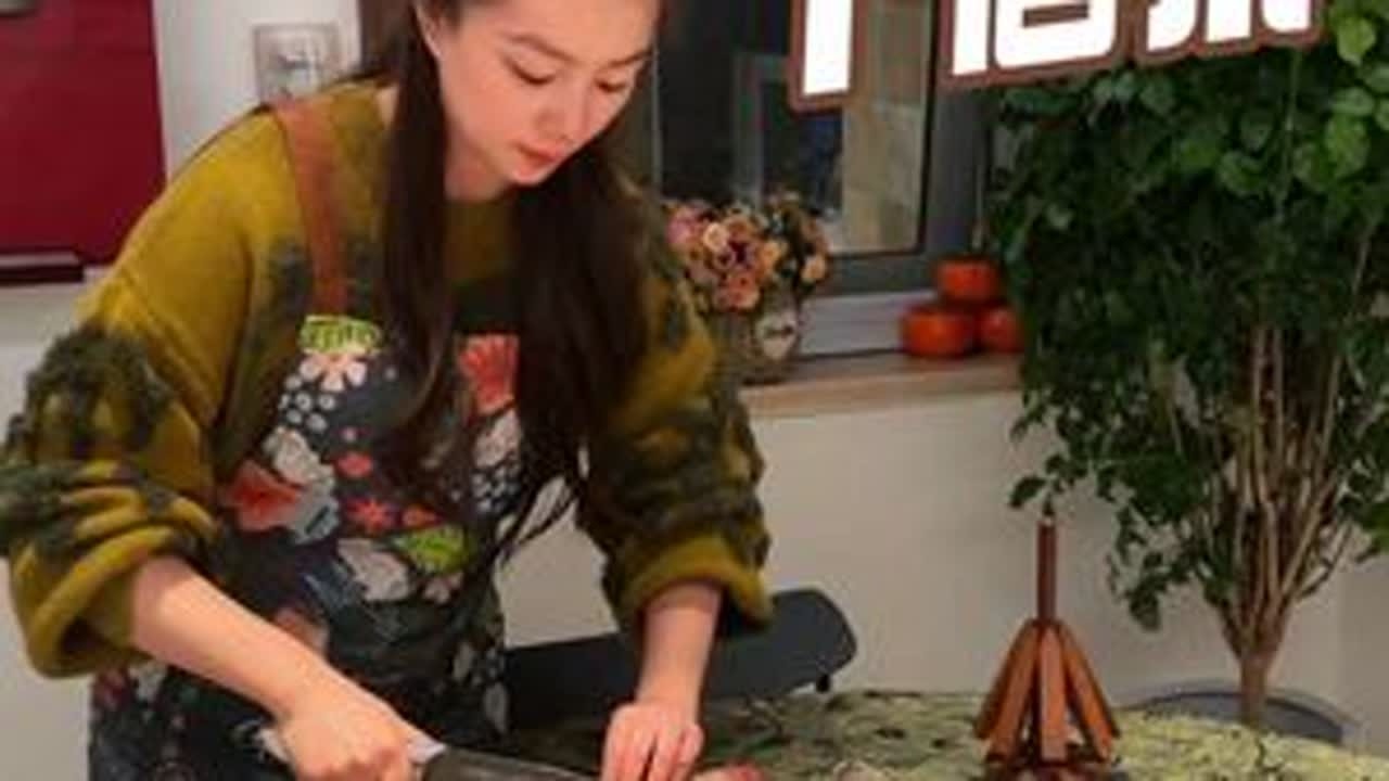 兄弟姊妹们今天的干锅排骨 炒鸡尖 泡椒鸡脚比较适合追剧喝一杯的#公仔洗洁精  #美食 #干锅排骨 #山东  #四川