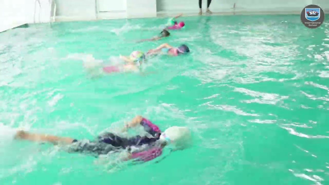 la finale du tournoi de natation. Remise des médailles dans un esprit compétitif.
