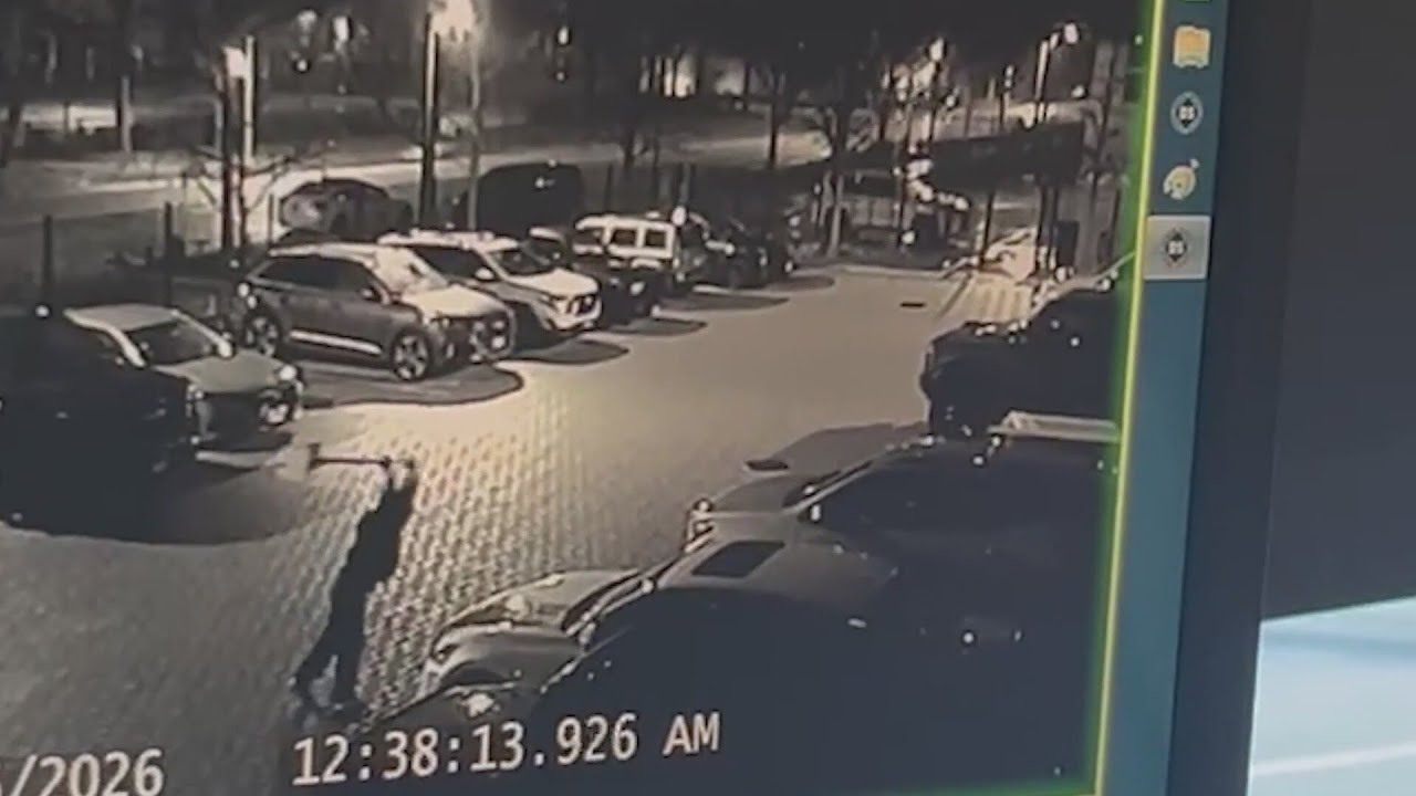 В Чикаго второй за эту неделю инцидент на парковке привел к повреждению личных автомобилей пожарных.