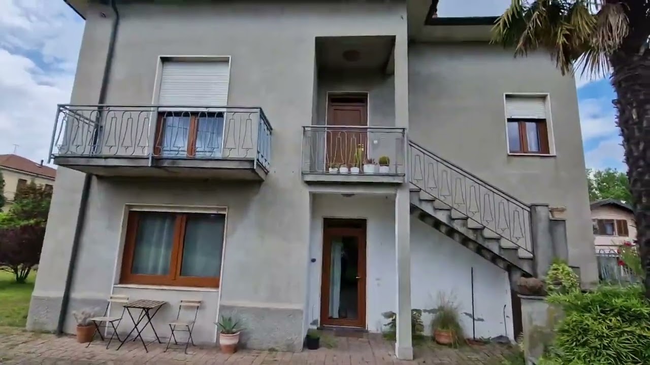 Villa bifamiliare con ampio giardino e vista lago!