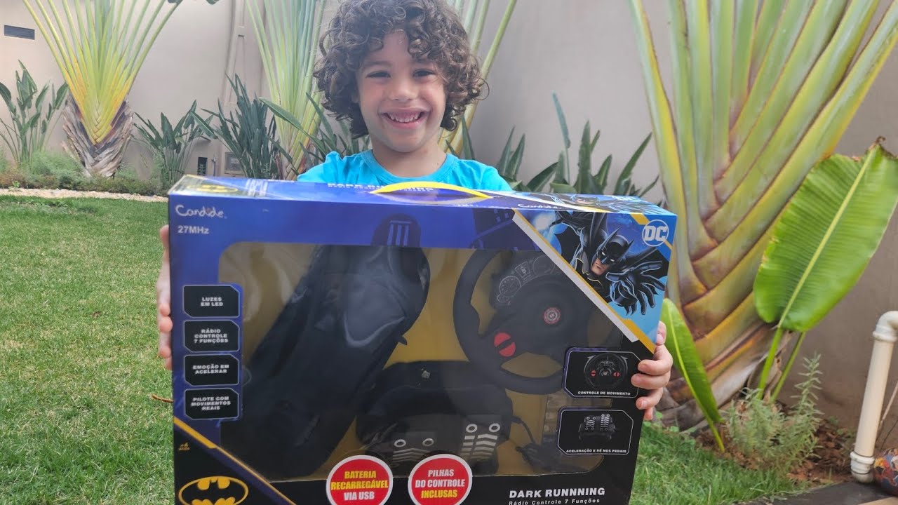 Dirigindo o carro de controle remoto do Batman | Tem acelerador e volante