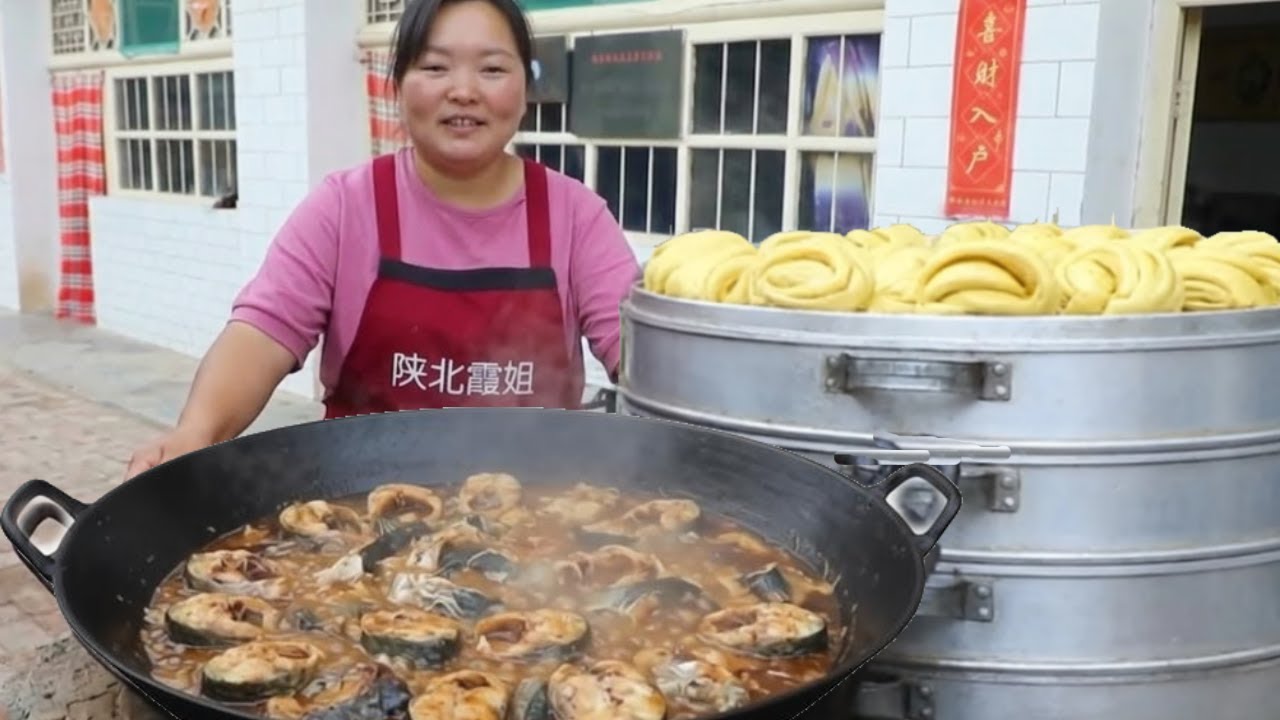 【陕北霞姐】哥哥钓到几十斤大鱼，霞姐做东北铁锅炖，大酱熬煮太下饭了！
