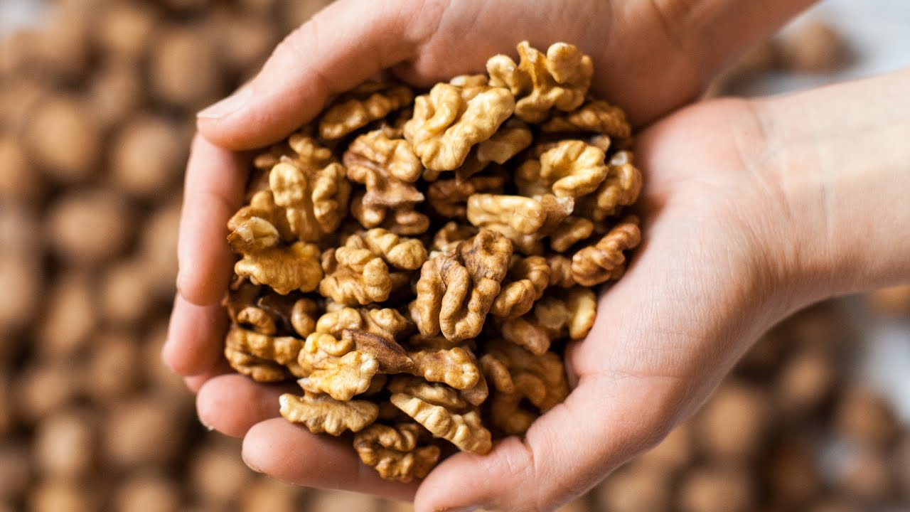 Eat Some Walnuts Every Night Before Bed & This Will Happen
