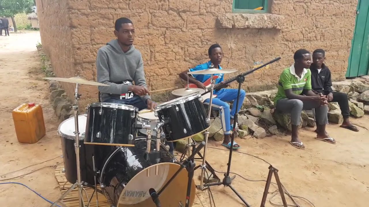 O Semba em Angola, chek son C-Sul Drummer:Bigvai Bass:José Piano:Anjo Solo:Esteves 🙏