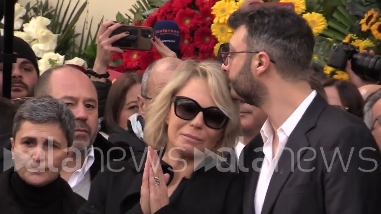 Funerali Costanzo, l'ultimo saluto sulle note del Costanzo show e la commozione di Maria De Filippi