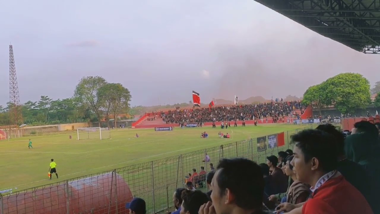 Brigata Ultras Roban Gelorakan Stadion M Sarengat Saat Persibat Batang Bertanding