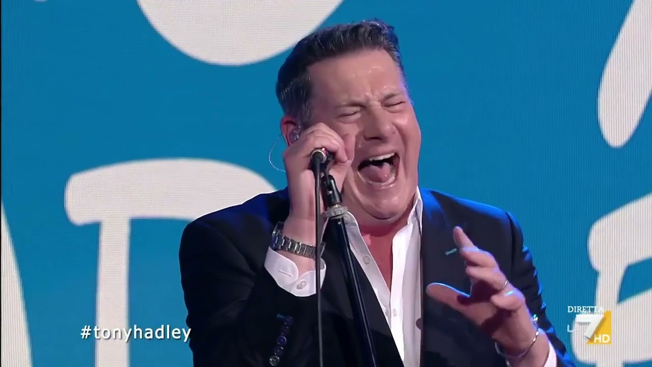 Tony Hadley canta il suo nuovo singolo 