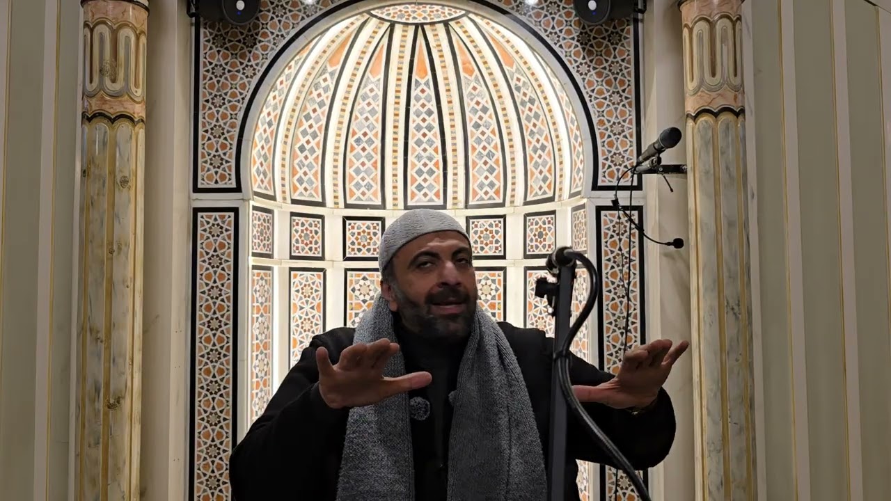 وَيَسْأَلُونَكَ عَنْ ذِي الْقَرْنَيْنِ