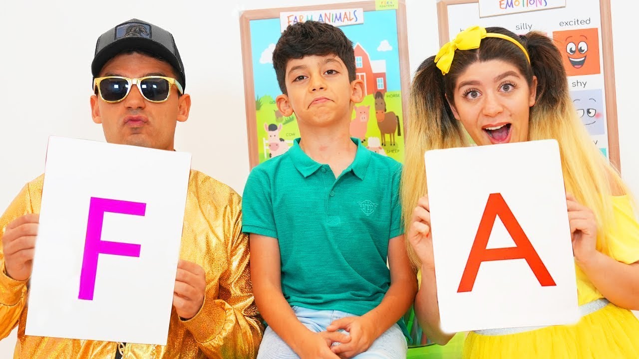 Jason y Alex aprendiendo las letras del alfabeto en la escuela