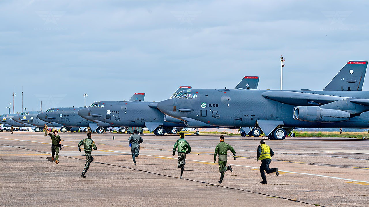 High Alert! U.S. Air Force B-52 Bomber Crew Makes Emergency Takeoff at Full Throttle
