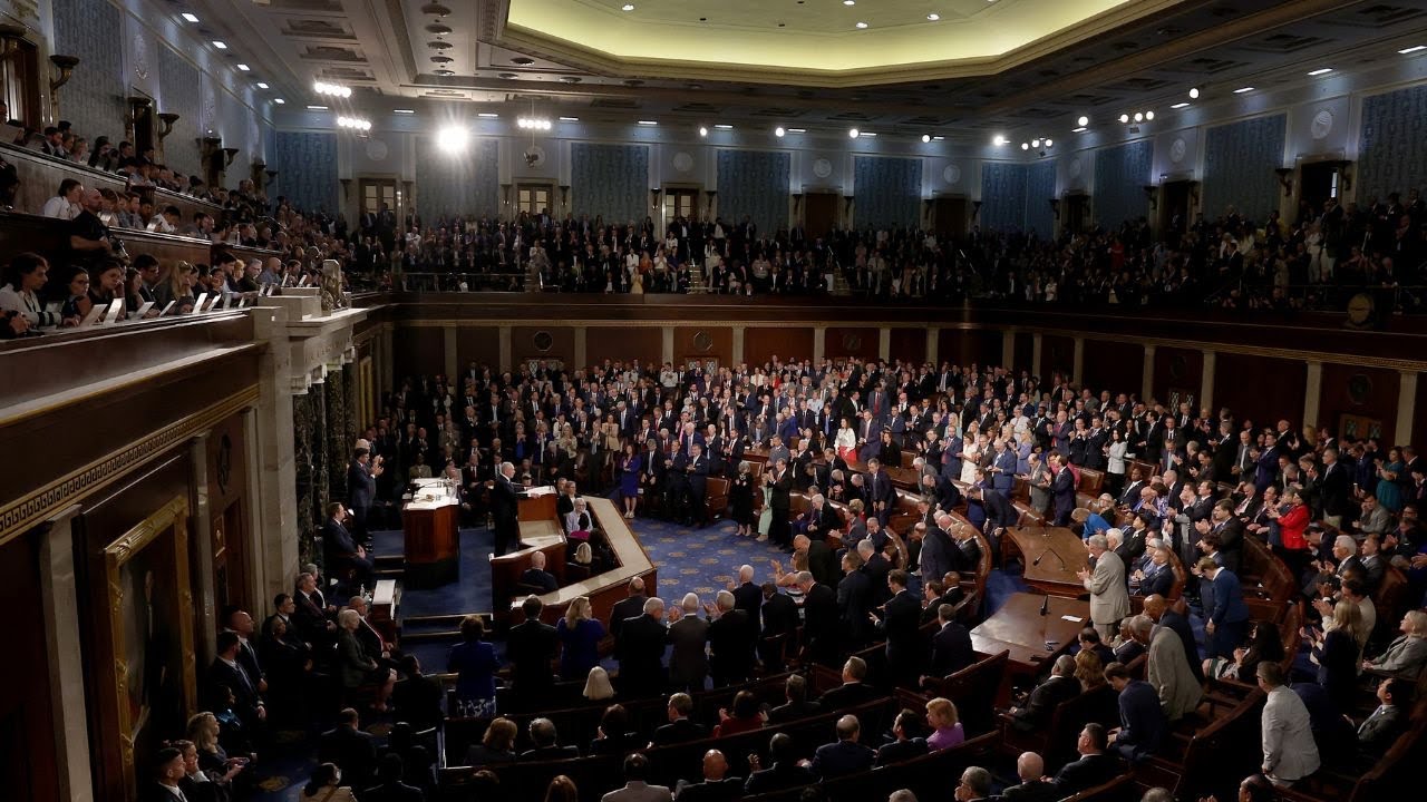 Палата представителей приняла это решение 285&ndash;98 &ndash; AOC опустошена