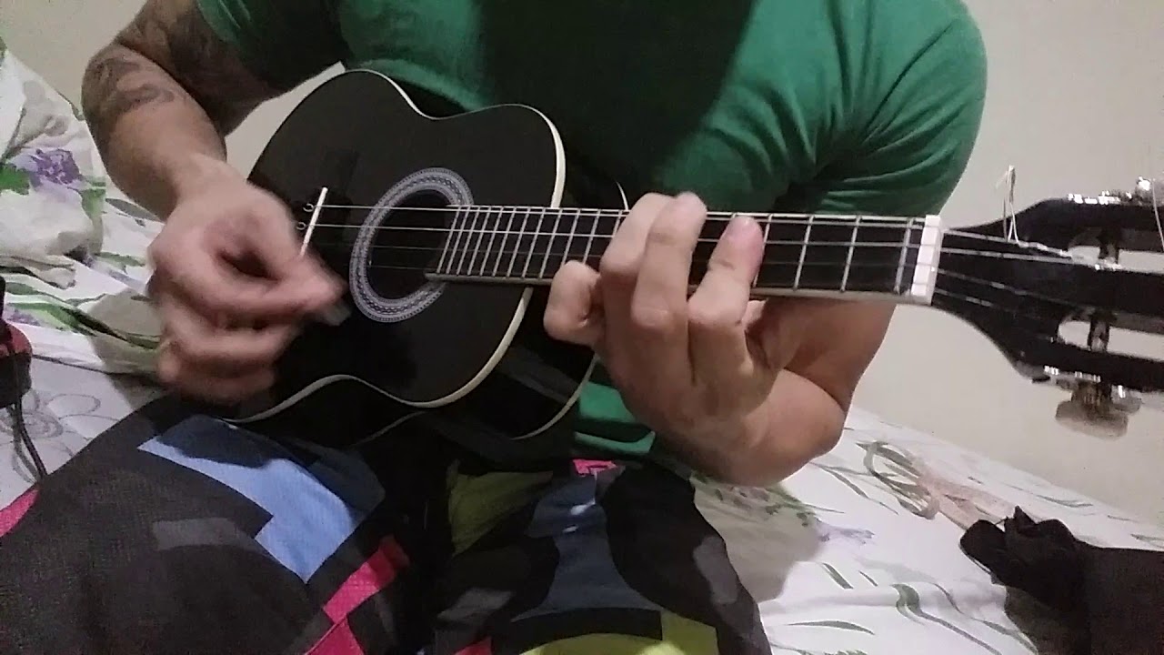 Cavaquinho Gianini Cs14. Ótimo pra quem está iniciando.