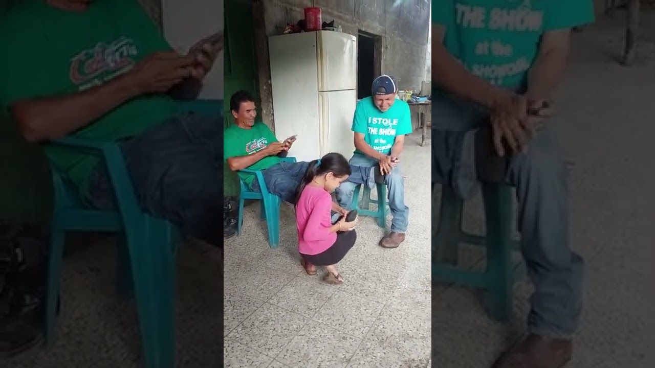 Mi papá dándole masajes al abuelo en los pies
