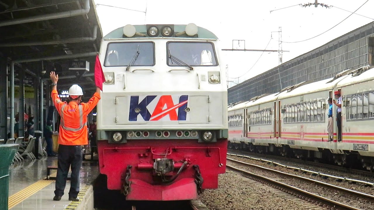 STASIUN SUPER SIBUK PERSIAPAN KERETA MALAM DIBERANGKATKAN ! Kumpulan KERETA Panjang Berangkat.