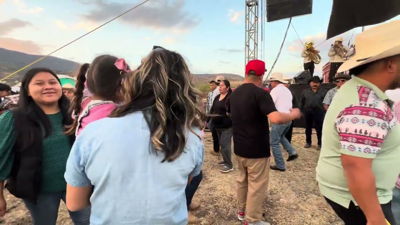, ASÍ BAILA LA GENTE CON LA BANDA HIDALGUENSE ,SANTA MARÍA TINDU