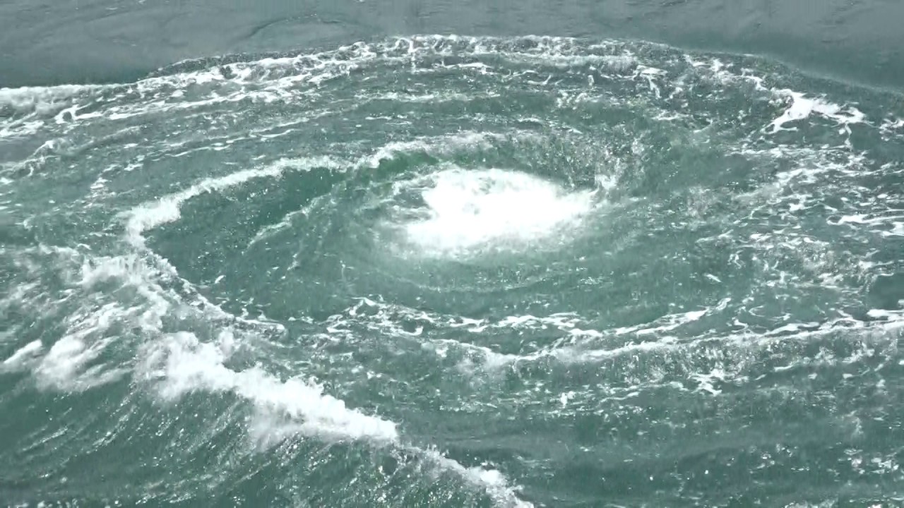 鳴門海峡の巨大な渦潮