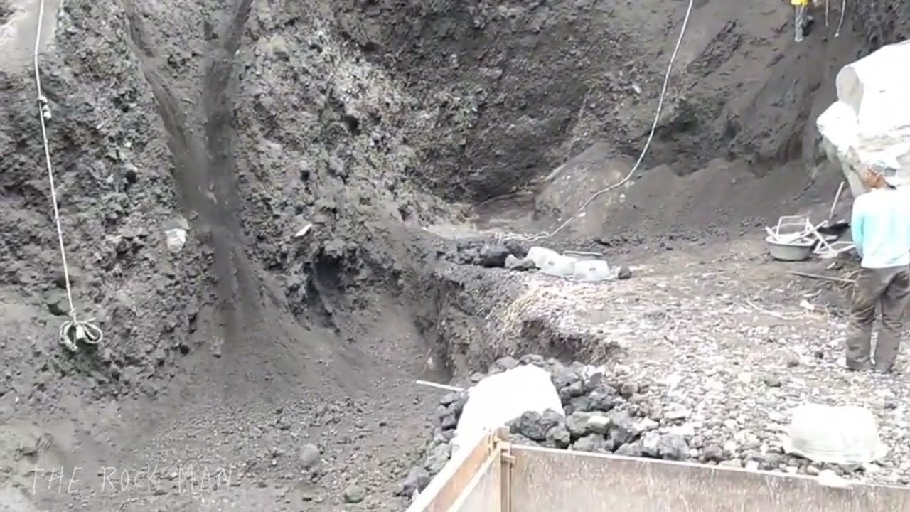 digging sand cliffs for building materials‼️looking for precious black sand