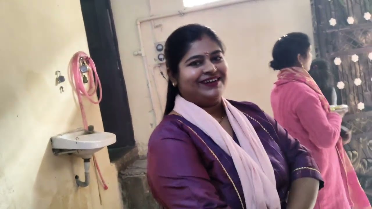 Friendon ke sath masti karte hue birthday party mein 🎂🍫