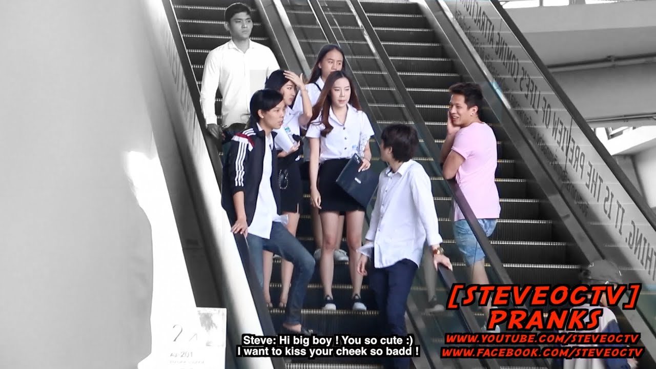 THAI LOVE ESCALATOR GAY PRANK มุกชายรักชายบนบันไดเลื่อน ผู้ชายฝรั่งแตะตัวผู้ชายไทย TOUCHING THAI MEN