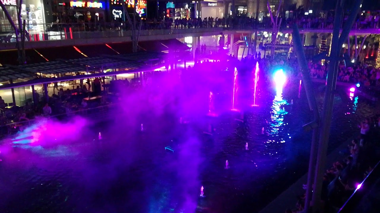 Espectaculo de fuego,luses y agua en Puerto Venecia.