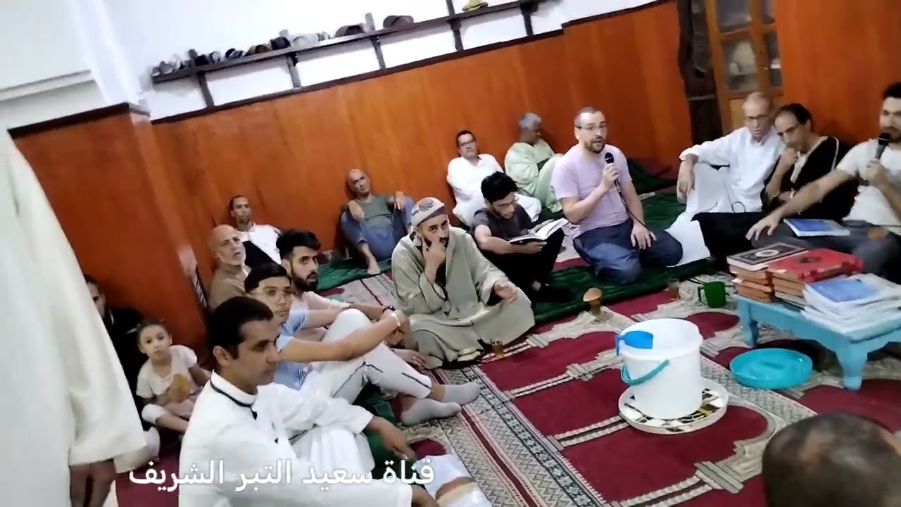 اعتداء عمر مكوار هو وأعوانه على سعيد التبر الشريف مع حضور محمد بنيس في قلب زاوية سيدي قاسم بن رحمون😡