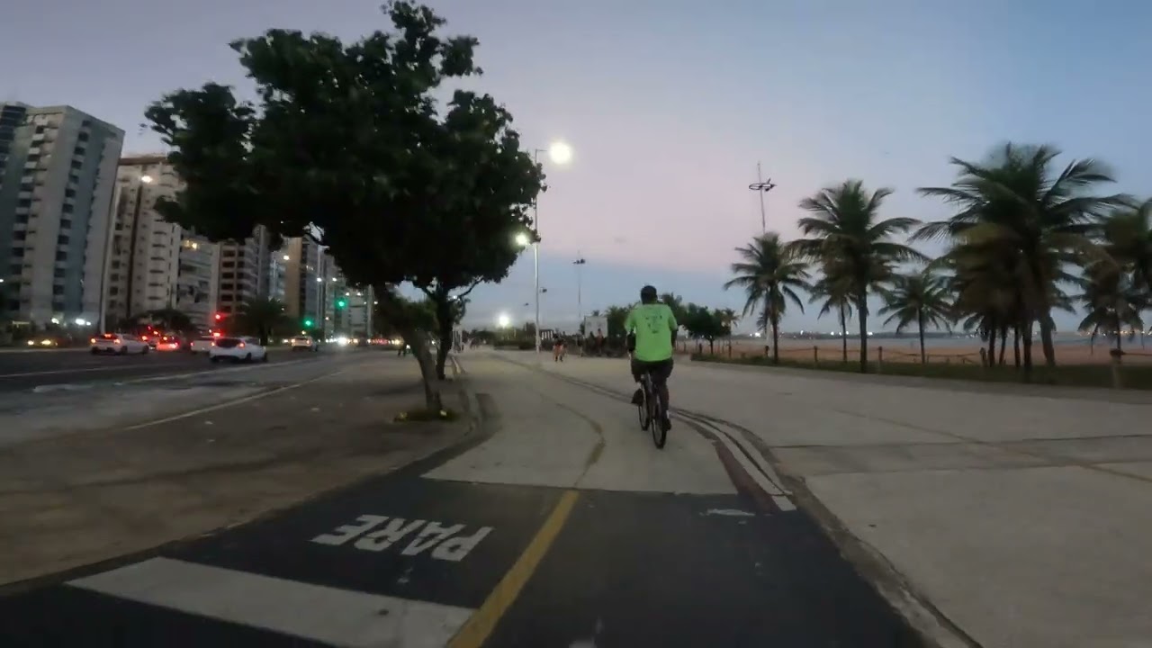 Pedalando pela Avenida Dante Michelini em Vitória, Espírito Santo: Conectando Beleza e Movimento
