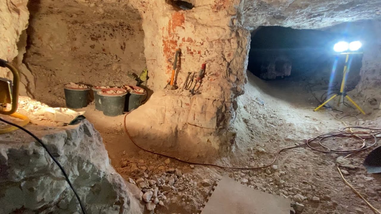 Andamooka mining: Sweet home Andamooka!