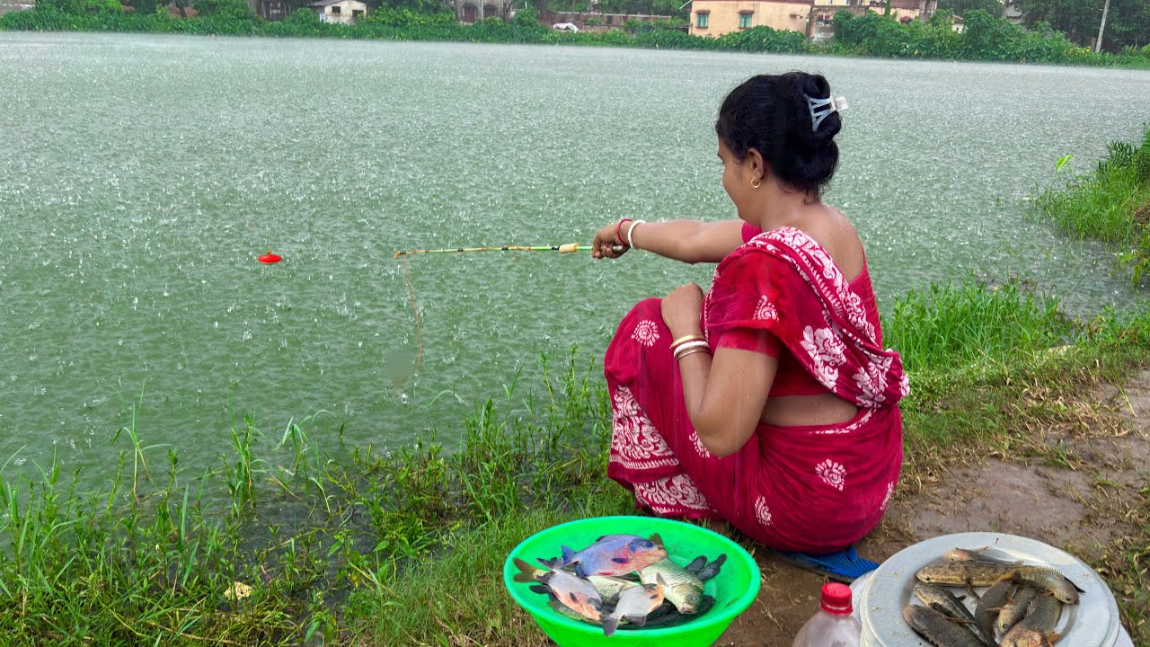 Fishing Video🎣🎣|| Fishing In The Heavy Rain By Beautiful Village Lady In Monsoon Weather In The Pond