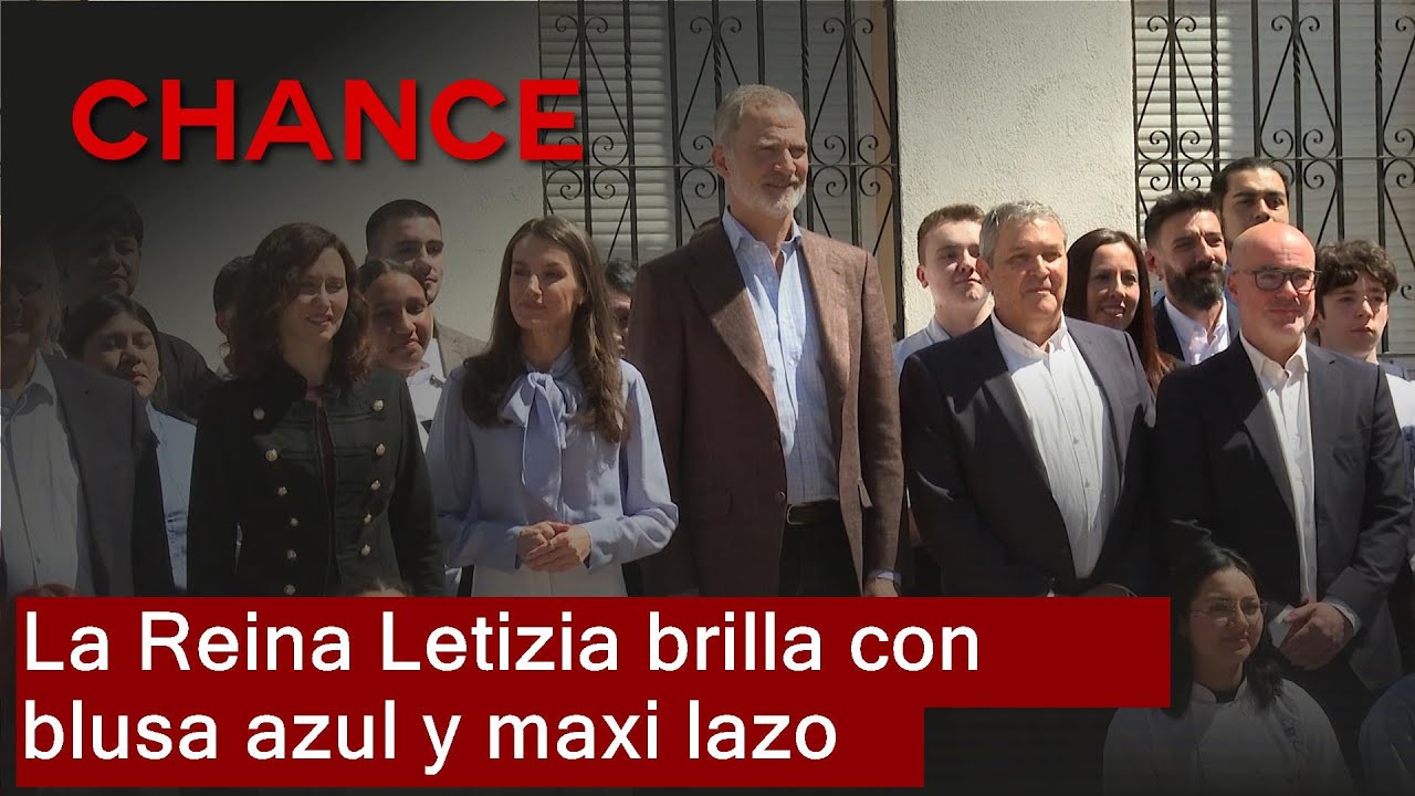La Reina Letizia rescata su blusa azul con maxi lazo y demuestra que menos es m&aacute;s