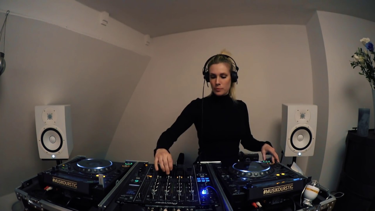Anna Reusch | Aerochrone Roomsession