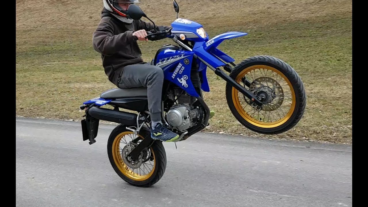 Yamaha xt 125 Supermoto Wheelie