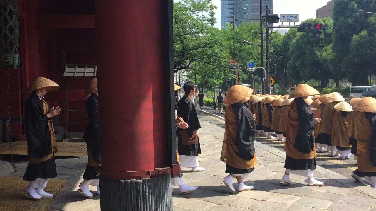 东京都增上寺的僧侣们出行时的场面