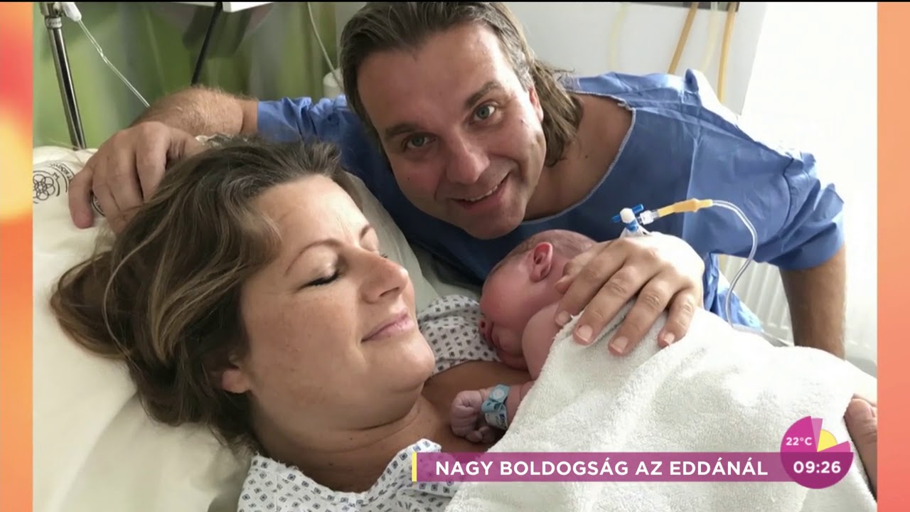 Az Edda tagjai a turnébuszban tanítják a pelenkázást Hetényi Zoltánnak - tv2.hu/fem3cafe