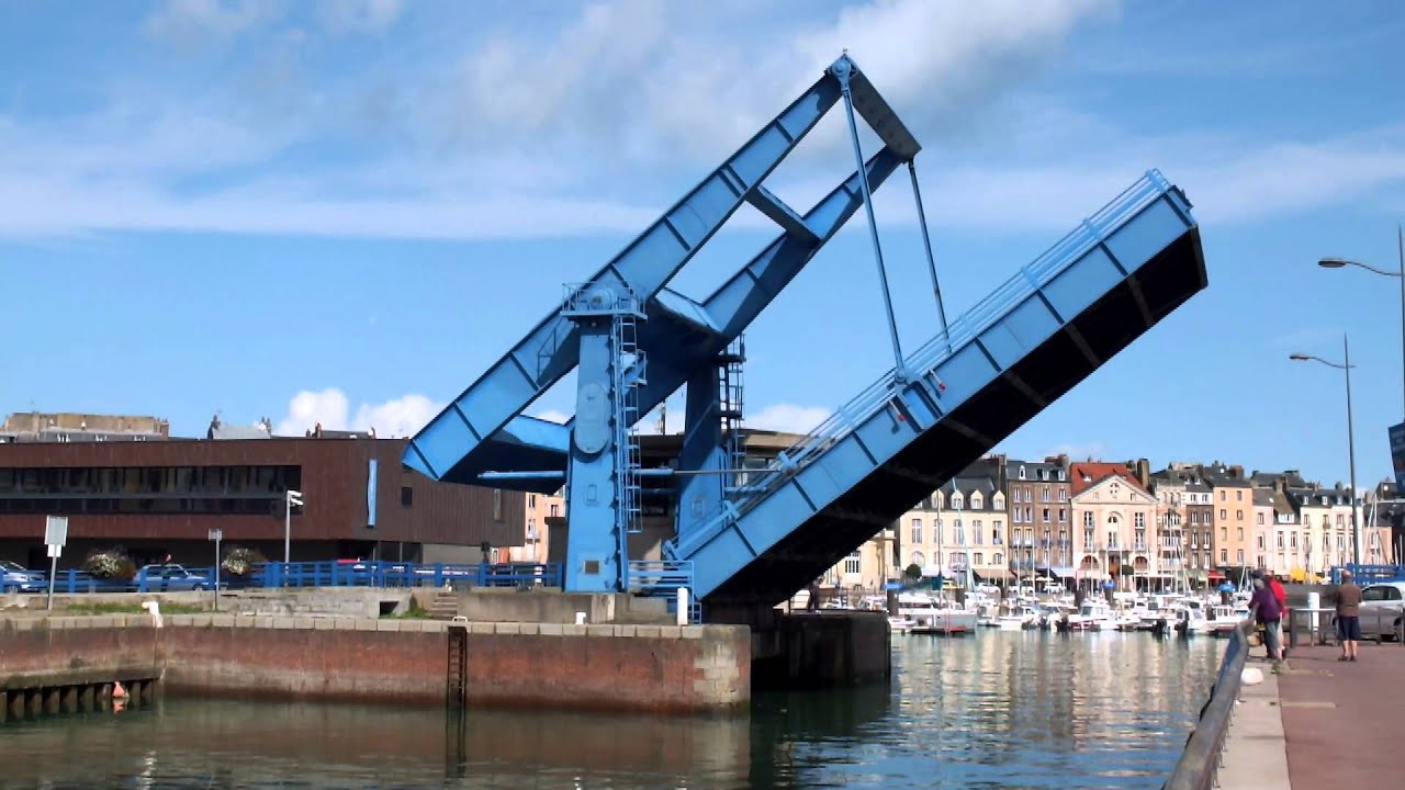 Le Pont Ango à Dieppe se lève. Cherchez l'oiseau !