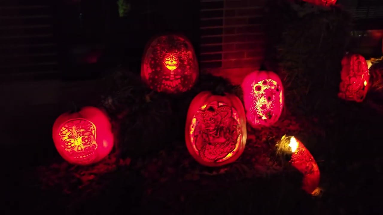 Hotdog! Them is some nicely carved pumpkins 🎃 😀
